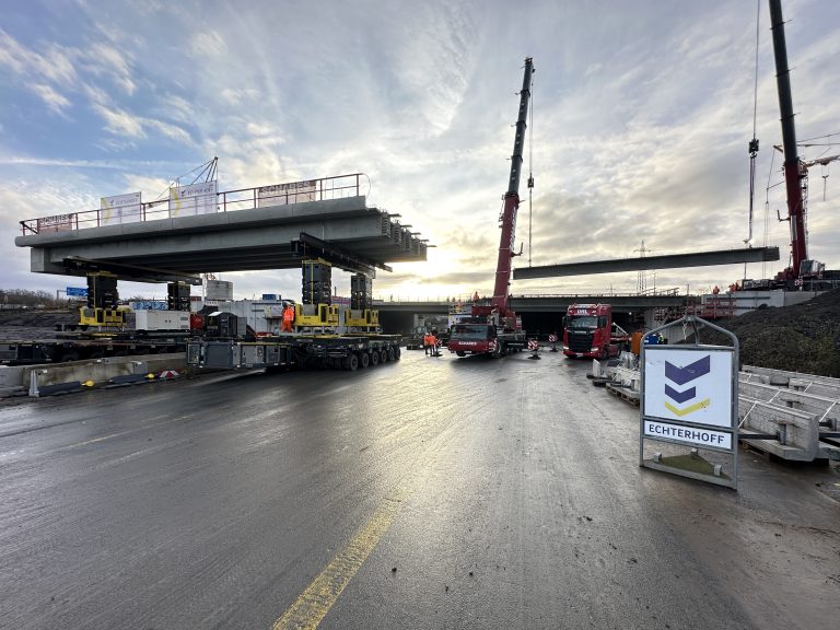 Hochbauarbeiten auf einer Baustelle mit Kranen und Baugerüsten.