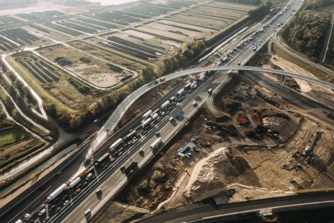 Stau auf der Autobahn während Bauarbeiten, Verkehrsfluss stockt.