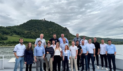 Gruppenbild von Vertretern mittelständischer Bauunternehmen auf einem Schiff am Rhein.