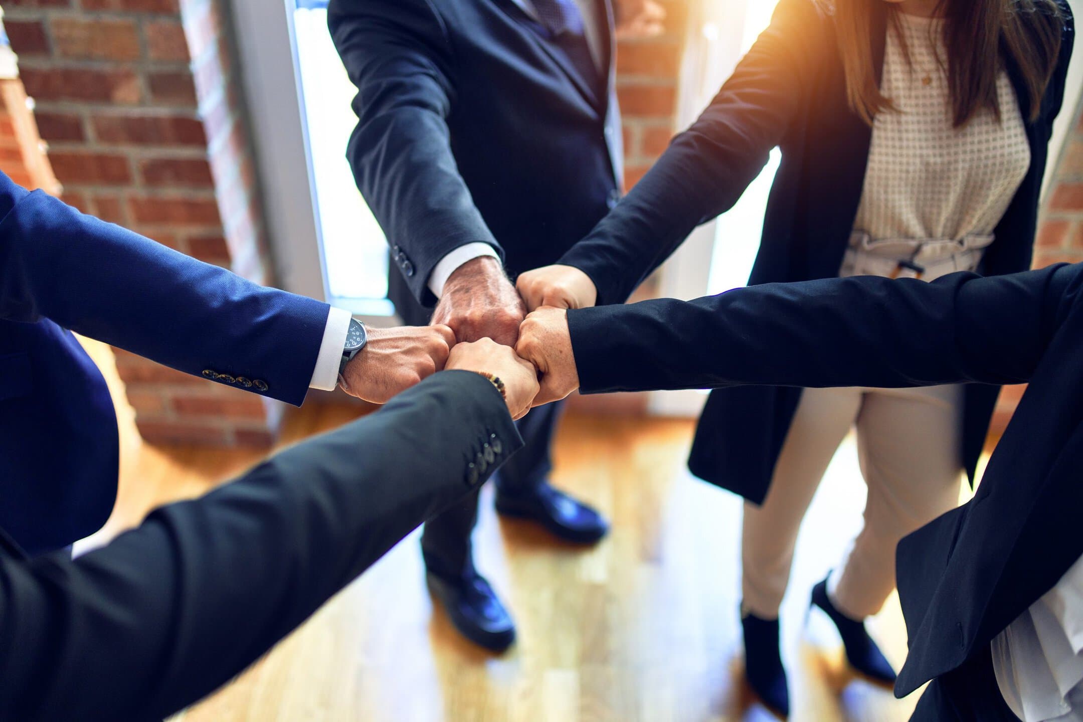 Ein Team von Bauunternehmern fasst sich in einem Büro zusammen.
