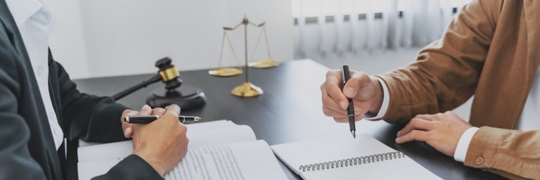 Bauverhandlungen zwischen zwei Geschäftsleuten im Büro, Fokus auf Bauwirtsc.