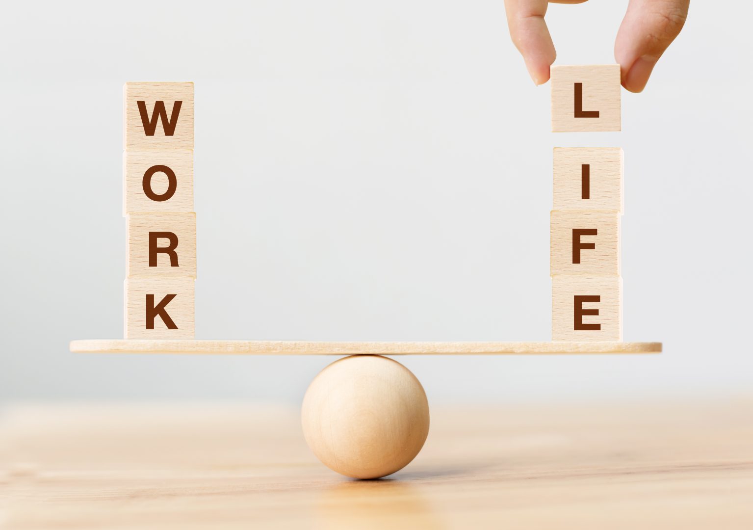 Balance zwischen Arbeit und Leben in der Bauwirtschaft, symbolisiert durch.