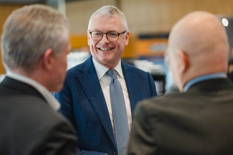 Professioneller Bauverband beim Gespräch mit Mitgliedern, BVMB Mitgliederversammlung.