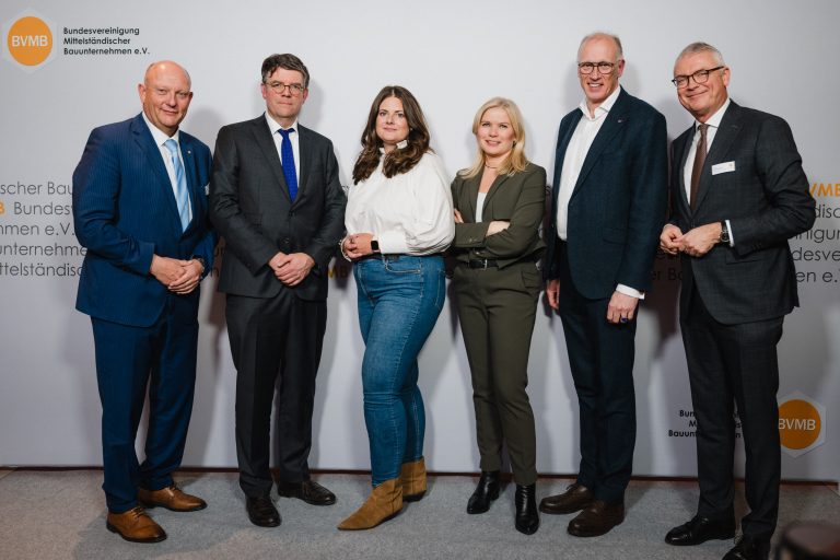 Gruppe von Geschäftsleuten bei einer Veranstaltung der Bauwirtschaft.