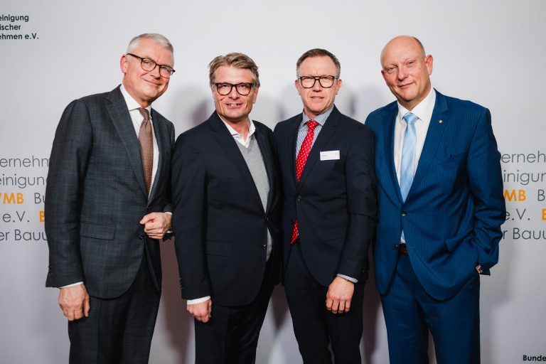 Bauunternehmer bei einer Veranstaltung der BVMB im Gespräch.