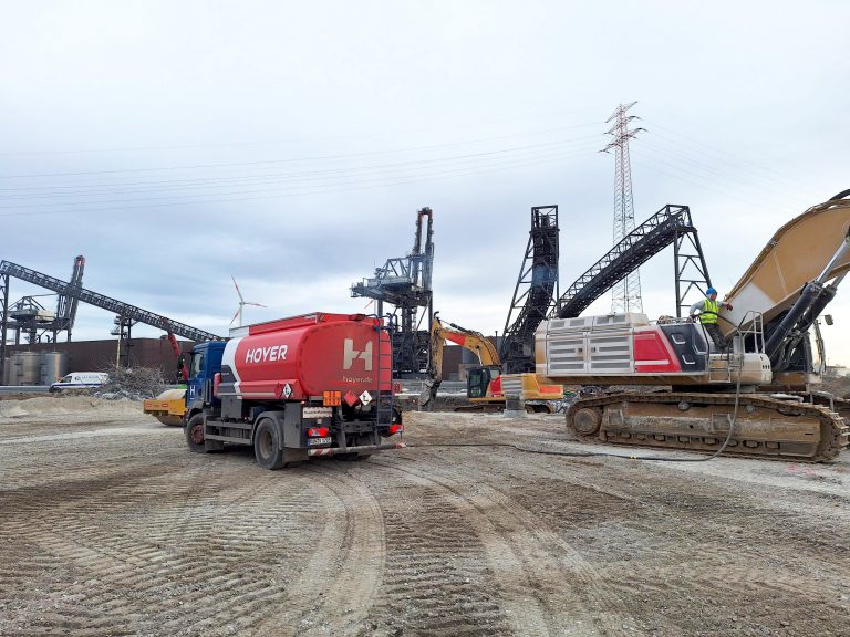 Baumaschinen im Einsatz auf einer Baustelle im Bauwesen.