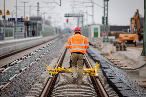 Bauarbeiter bei Gleisbauarbeiten auf der Eisenbahnstrecke.