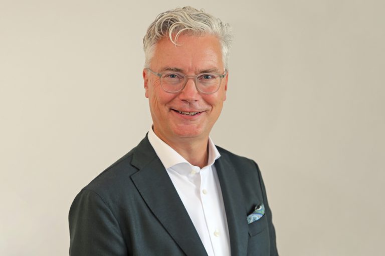 Erfahrener Bauverband-Vertreter im formellen Business-Outfit.