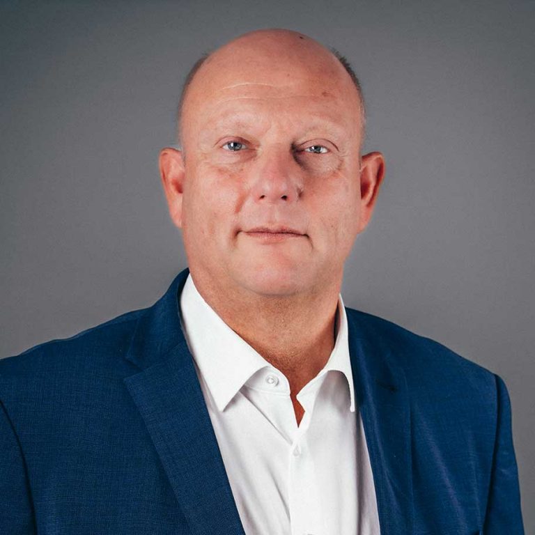 Geschäftsmann in Anzug für die BVMB Webseite, Mittelständisches Bauunternehmen.