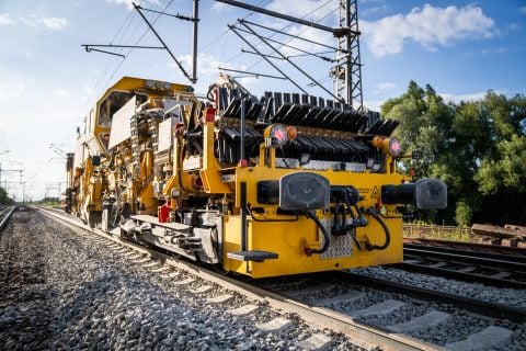Moderne Schienenschleifmaschine bei der Wartung der Bahnstrecke.