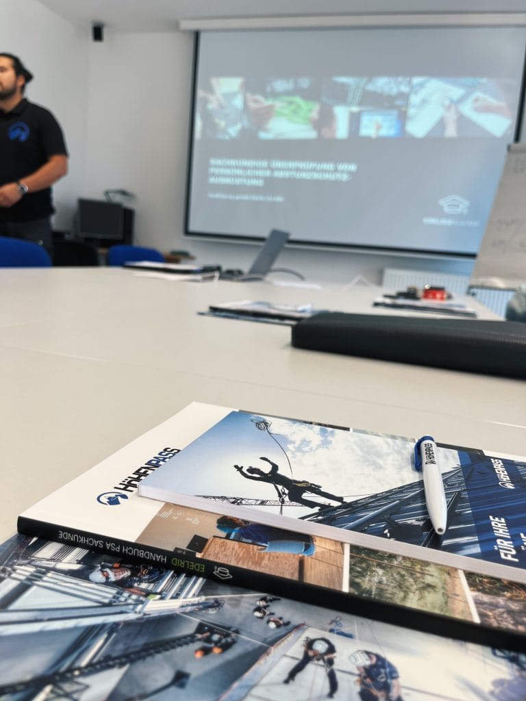 HöHENPASS GmbH bei einer Bauwirtschaftsbesprechung mit Präsentation.