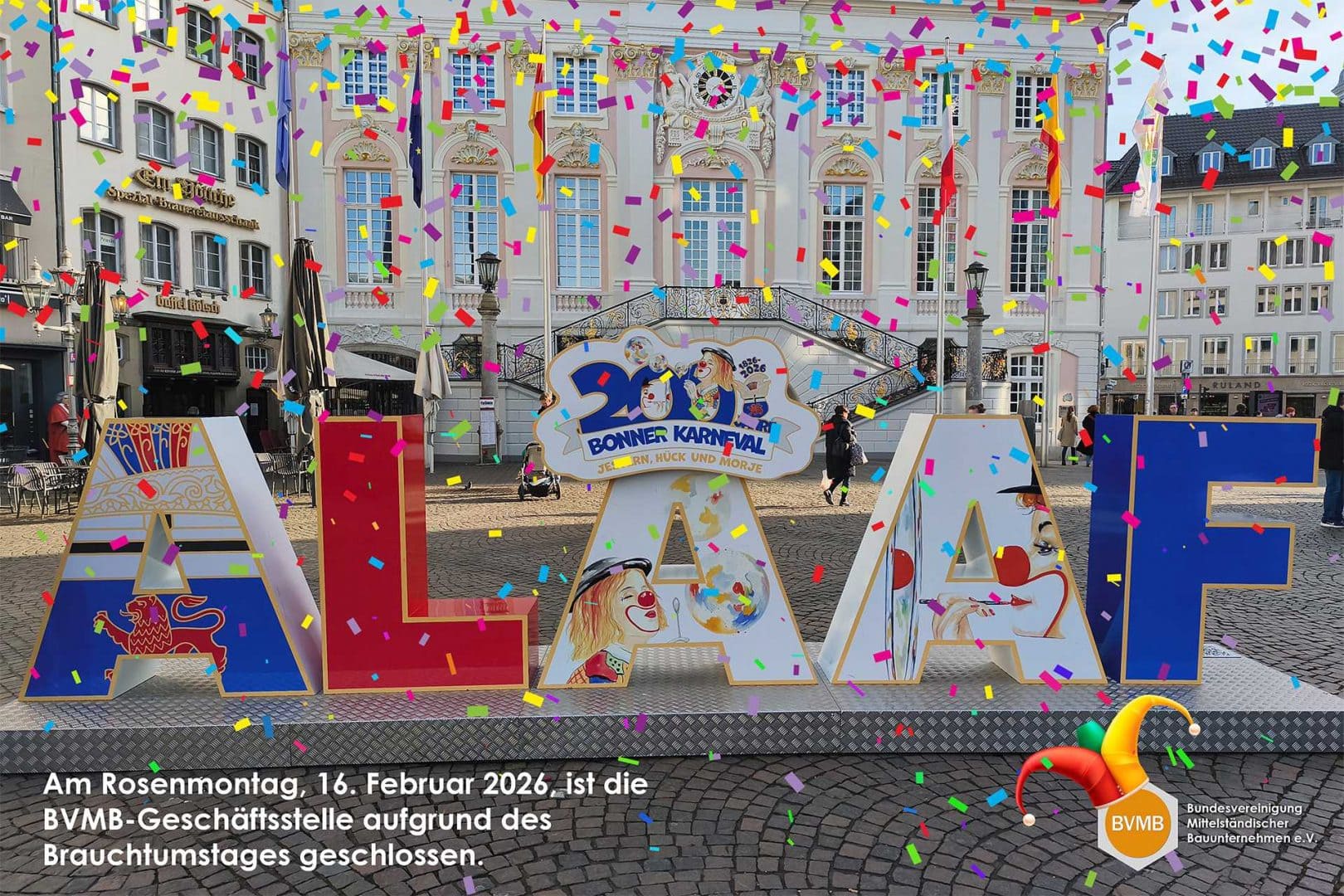 Bunt geschmückter Platz mit Karnevalskunst und BVMB-Logo im Hintergrund.
