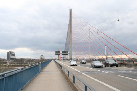Moderne Brücke mit Kabelzugang im Bau in der Stadt.