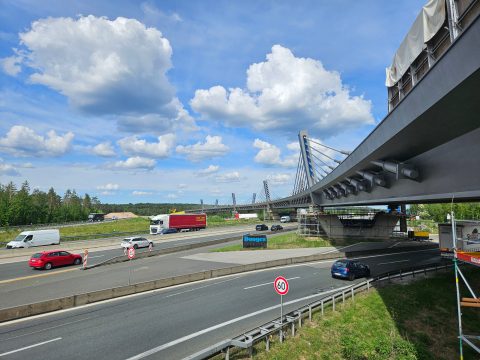 Brücke über Autobahn mit Verkehr und blauer Himmel, Deutschland.