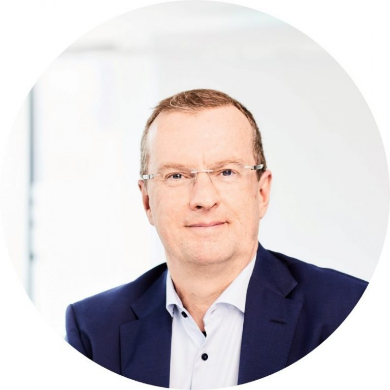Professioneller Mann in Anzug bei BVMB-Versammlung, Baupolitik, Netzwerk.