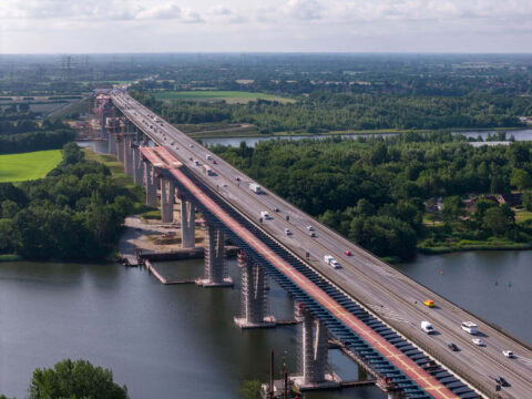 Brücke über Fluss mit mehreren Fahrspuren und Verkehr in der Bauwirtschaft.