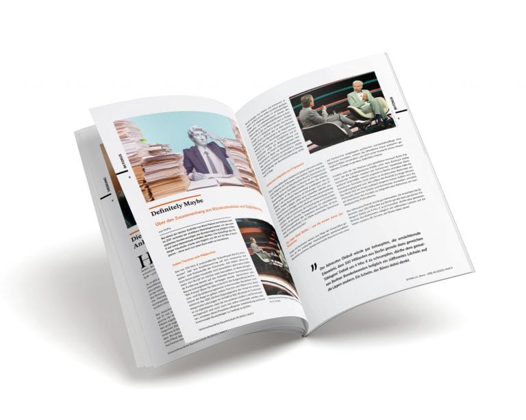 Moderne Zeitschrift mit Bauunternehmen-Thema auf offener Seite.