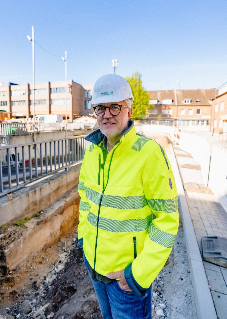 Bauleiter mit Schutzhelm und Jacke auf Baustelle im Bauwesen.