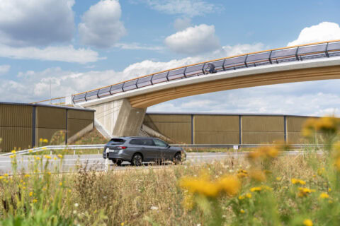 Neue Brücke über Autobahn im Bau in der Bauwirtschaft.