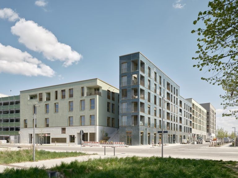 Zeitgenössisches Bürogebäude mit großen Fenstern in Stadtmitte.