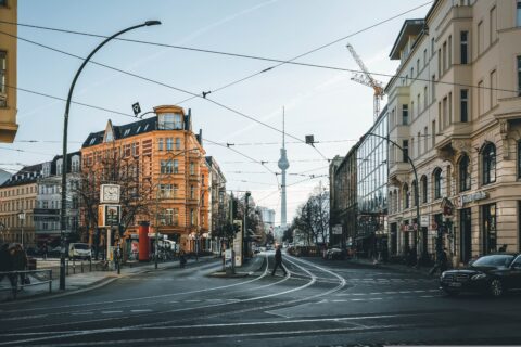 Stadtbild mit Straßen, Gebäuden und Fernsehturm in Berlin, Bauwirtschaft.