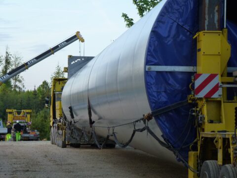 Großraum- und Schwertransporte im Bauwesen für Infrastrukturprojekte.
