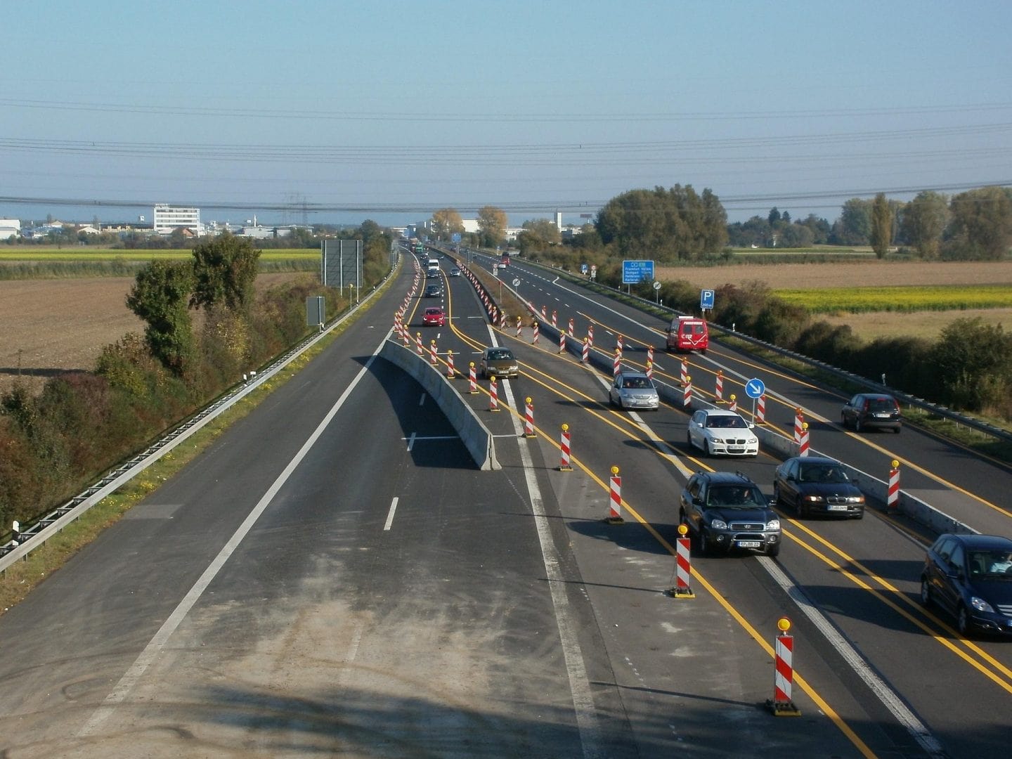Verkehrschaos durch Stop-and-Go im Straßenbau.